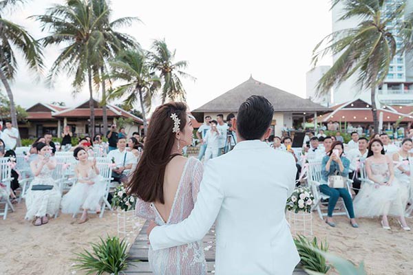 dam cuoi chi ruot ngoc trinh co dau dien dam nong bong cuoi hanh phuc ben chu re kem tuoi