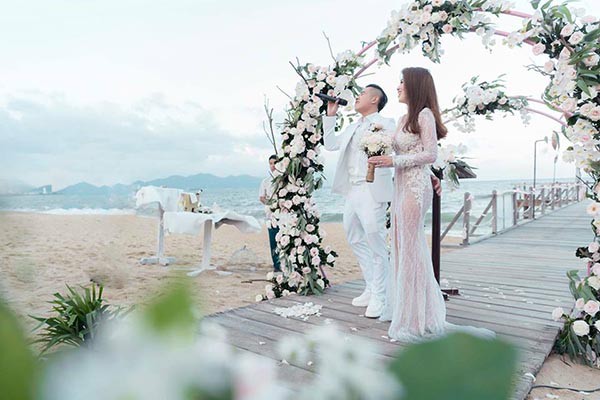 dam cuoi chi ruot ngoc trinh co dau dien dam nong bong cuoi hanh phuc ben chu re kem tuoi