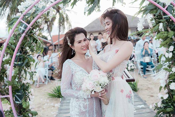 dam cuoi chi ruot ngoc trinh co dau dien dam nong bong cuoi hanh phuc ben chu re kem tuoi