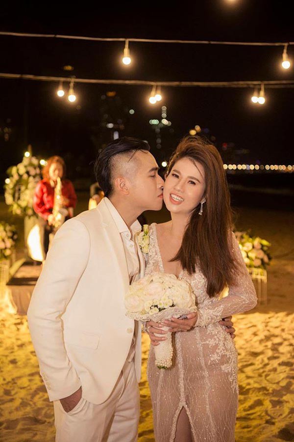 dam cuoi chi ruot ngoc trinh co dau dien dam nong bong cuoi hanh phuc ben chu re kem tuoi
