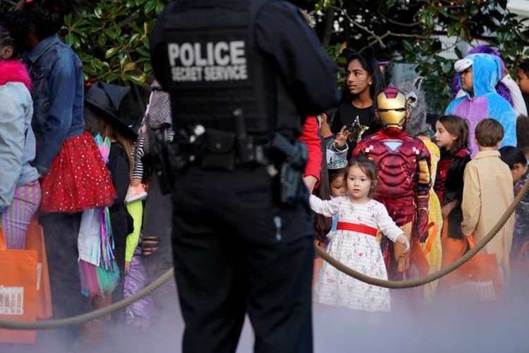 tt trump va de nhat phu nhan don halloween an tuong tai nha trang