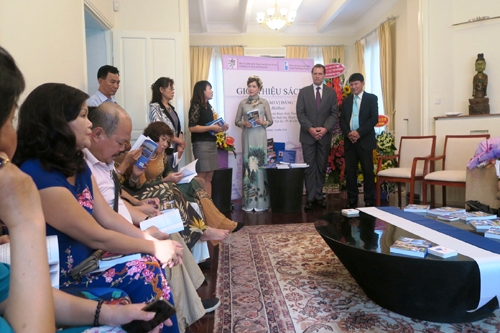 ra mat tieu thuyet song ngu viet sec dau tien ngot ngao vi dang