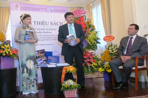 ra mat tieu thuyet song ngu viet sec dau tien ngot ngao vi dang