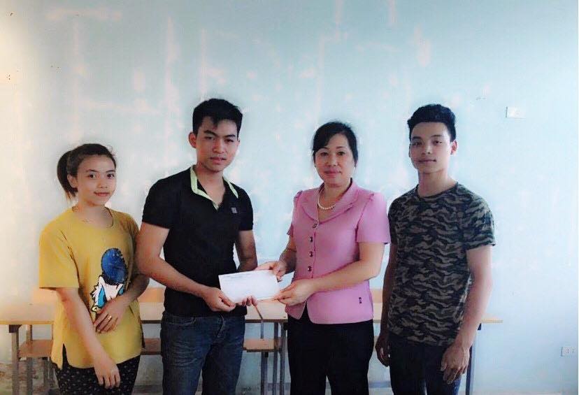 lien hiep cac to chuc huu nghi lai chau tham va tang qua cho du hoc sinh lao bi tai nan
