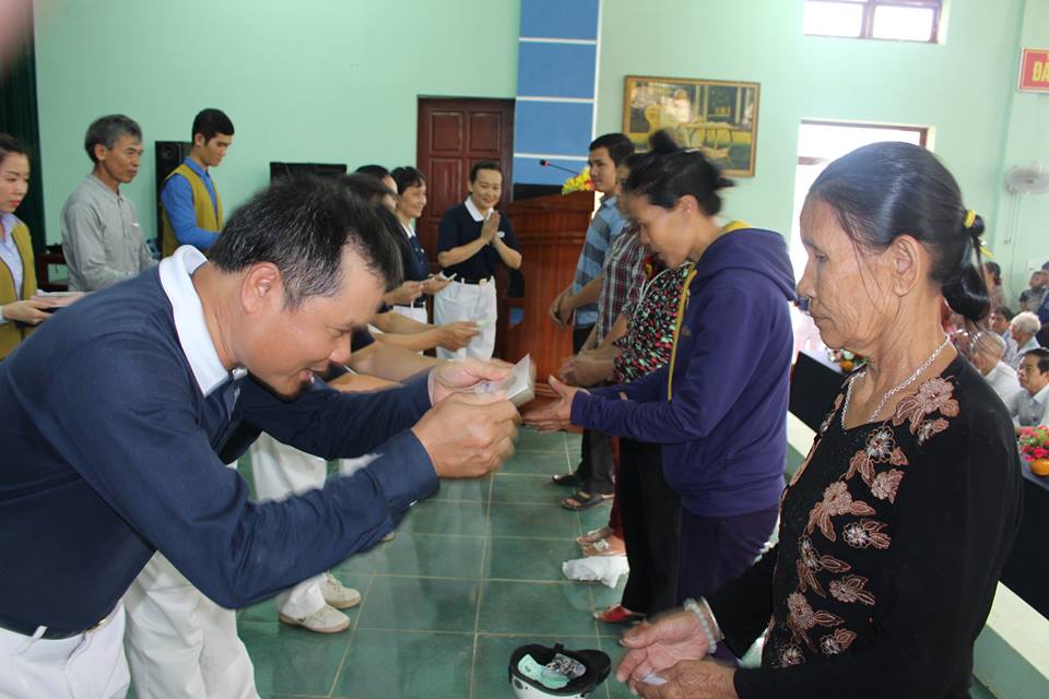 hoi tu thien tzu chi dai loan trao gan 1 ty dong cho nguoi dan xa chau hoa tuyen hoa quang binh