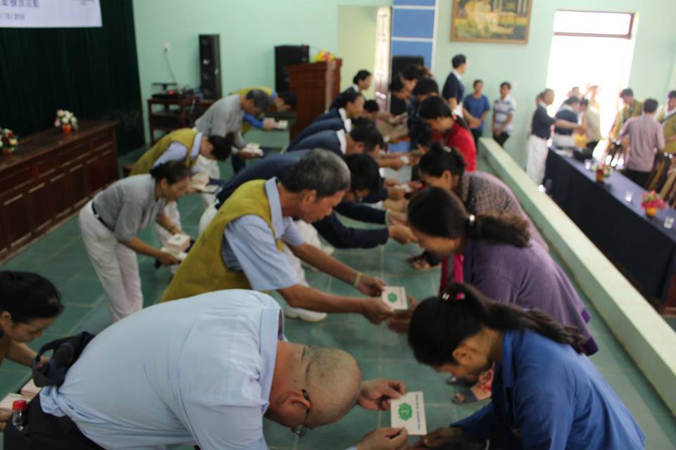 hoi tu thien tzu chi dai loan trao gan 1 ty dong cho nguoi dan xa chau hoa tuyen hoa quang binh