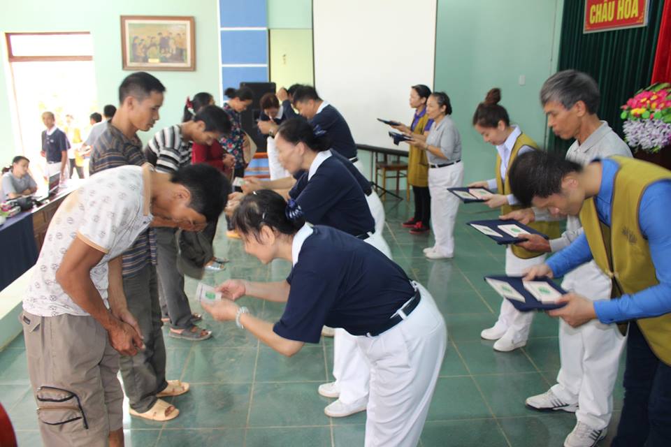 hoi tu thien tzu chi dai loan trao gan 1 ty dong cho nguoi dan xa chau hoa tuyen hoa quang binh