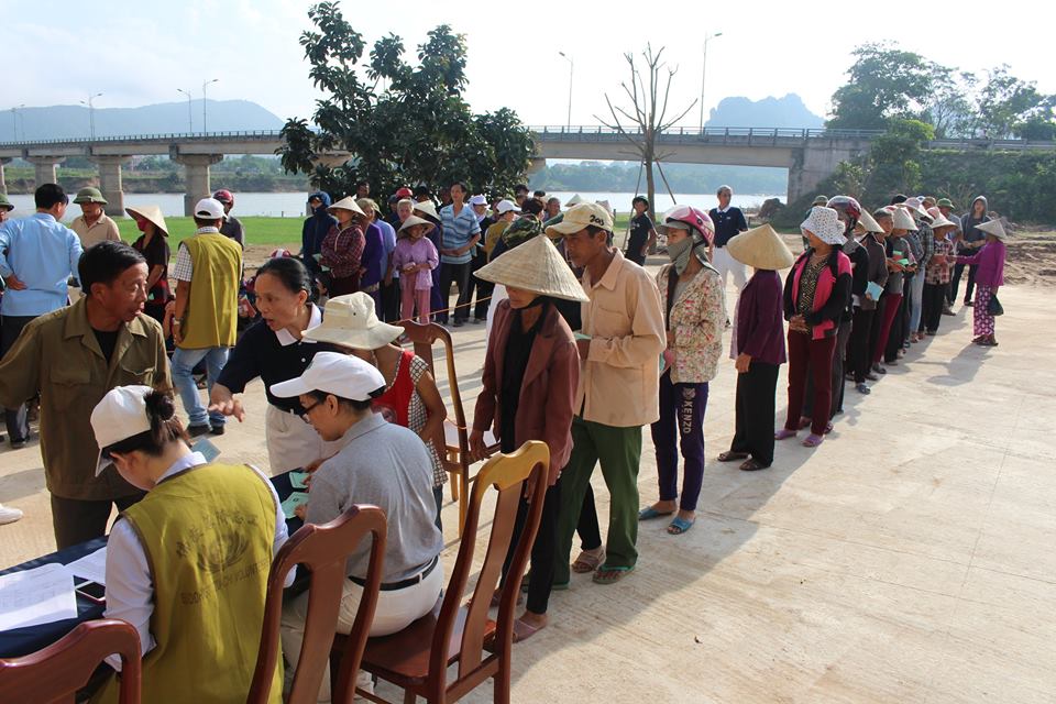hoi tu thien tzu chi dai loan trao gan 1 ty dong cho nguoi dan xa chau hoa tuyen hoa quang binh