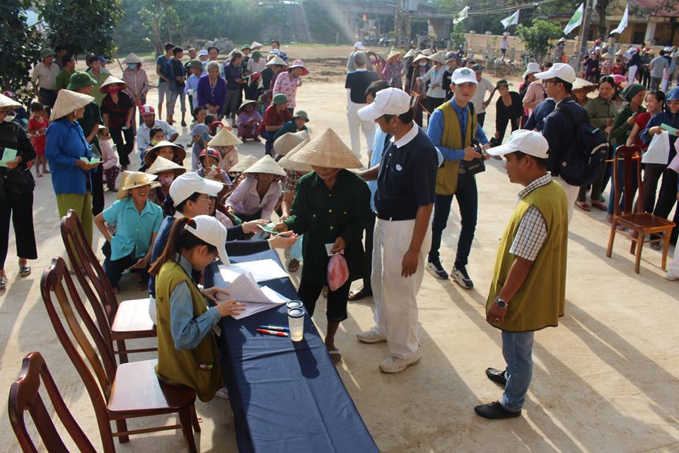 hoi tu thien tzu chi dai loan trao gan 1 ty dong cho nguoi dan xa chau hoa tuyen hoa quang binh