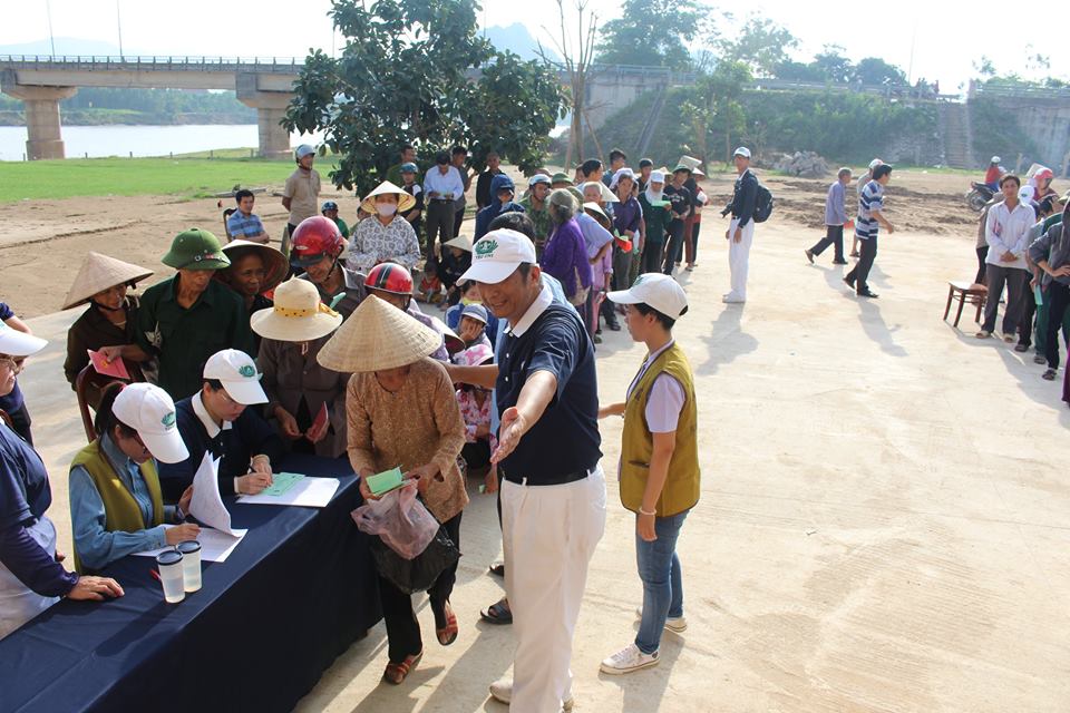 hoi tu thien tzu chi dai loan trao gan 1 ty dong cho nguoi dan xa chau hoa tuyen hoa quang binh