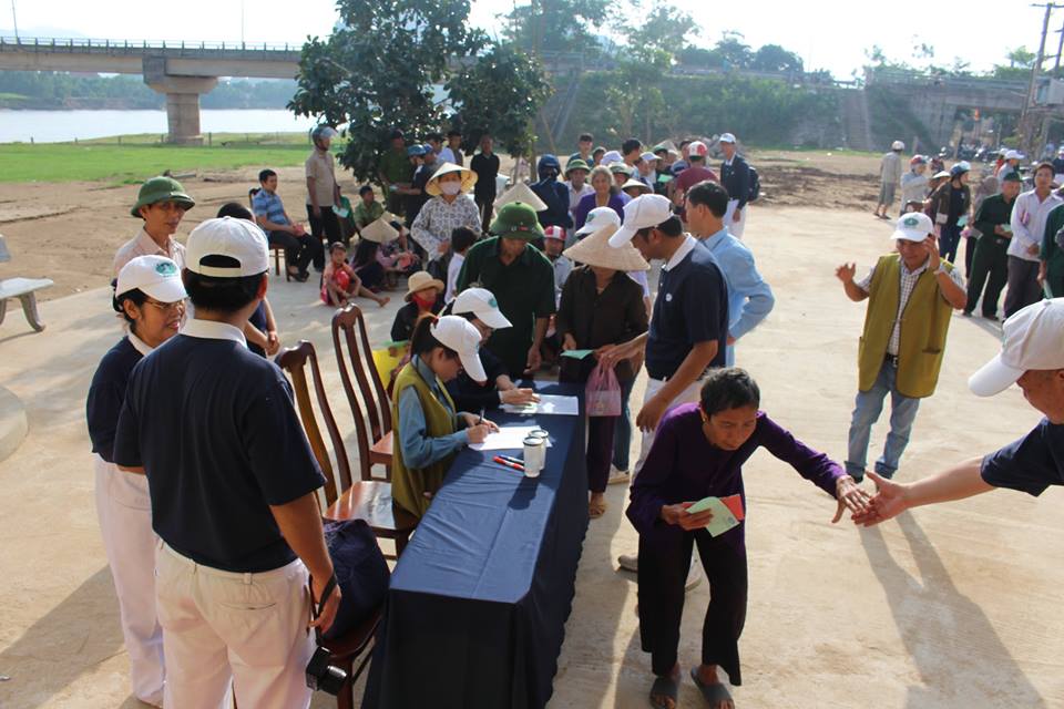 hoi tu thien tzu chi dai loan trao gan 1 ty dong cho nguoi dan xa chau hoa tuyen hoa quang binh