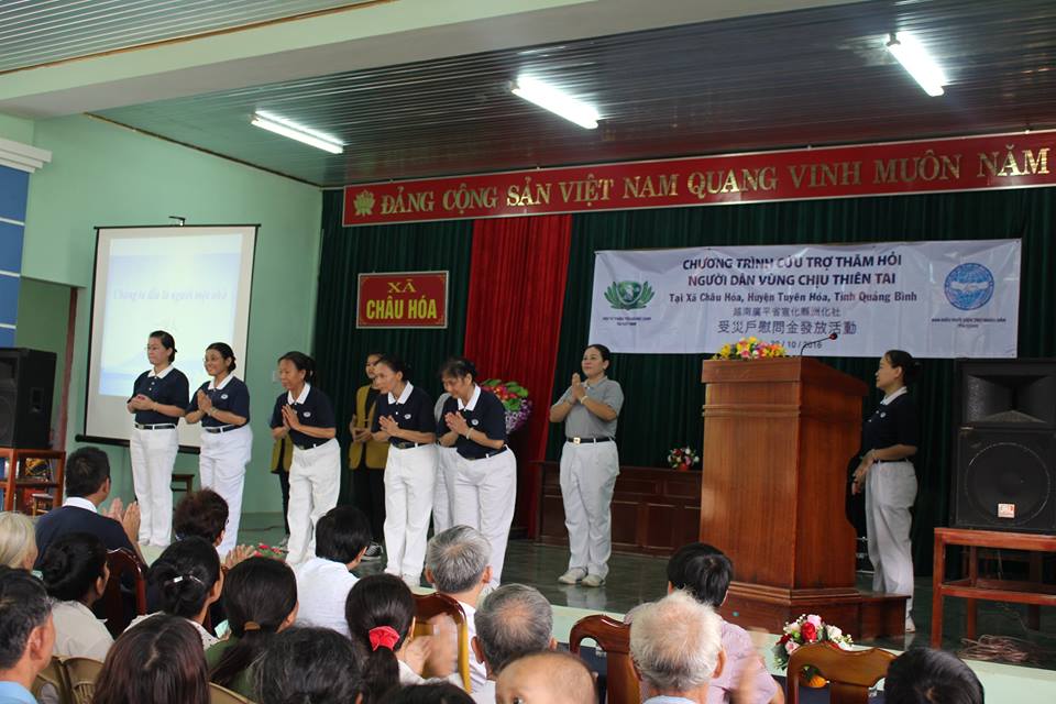 hoi tu thien tzu chi dai loan trao gan 1 ty dong cho nguoi dan xa chau hoa tuyen hoa quang binh