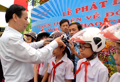 phat dong tuyen truyen ve doi mbh va mac ao phao cho tre em