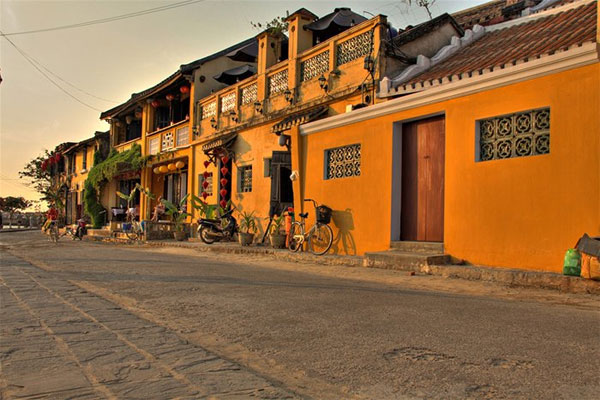 pho co hoi an ruc ro sac vang tren bao anh