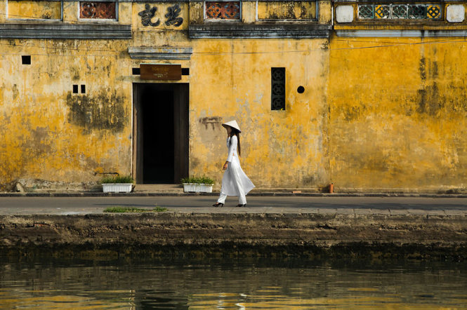 pho co hoi an ruc ro sac vang tren bao anh