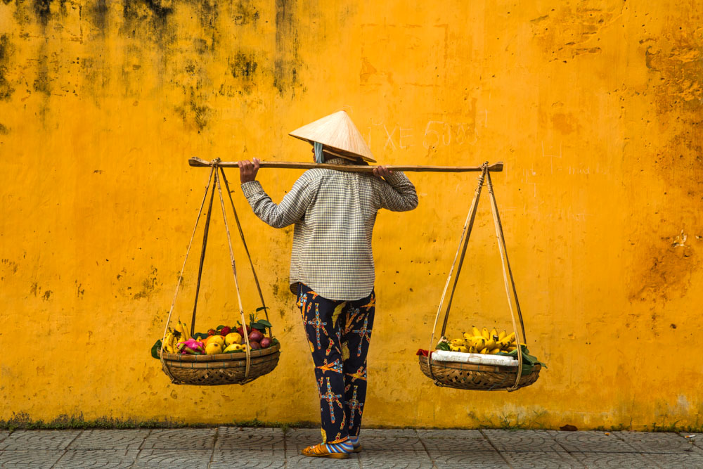 pho co hoi an ruc ro sac vang tren bao anh