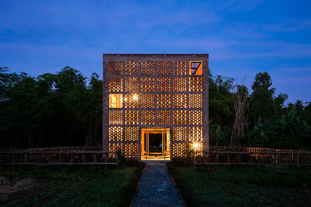 ngam ngoi nha hoa minh voi khong gian nhiet doi noi dat quang nam