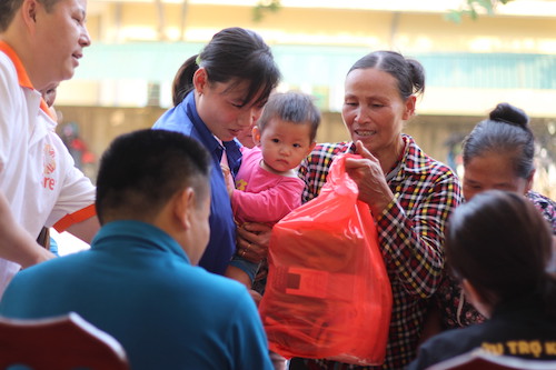 care ho tro nguoi dan hoa binh khac phuc hau qua lu lut