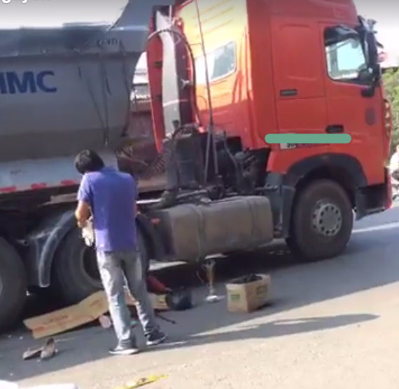 ha noi xe may va cham voi xe dau keo mot phu nu tu vong