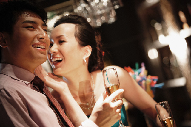 gap lai dong nghiep cu tro treu toi biet minh va co ay co con sau tinh mot dem