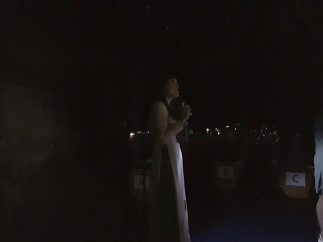 san khau hoa hau hoan vu mat dien ca si met moi vi phai make up trong bong toi