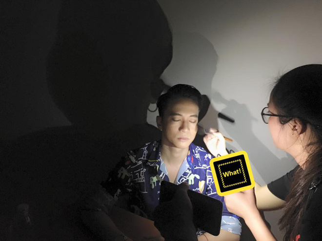 san khau hoa hau hoan vu mat dien ca si met moi vi phai make up trong bong toi