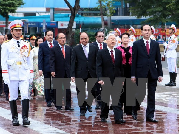 lanh dao dang nha nuoc dat hoa tuong niem tai tuong dai lenin