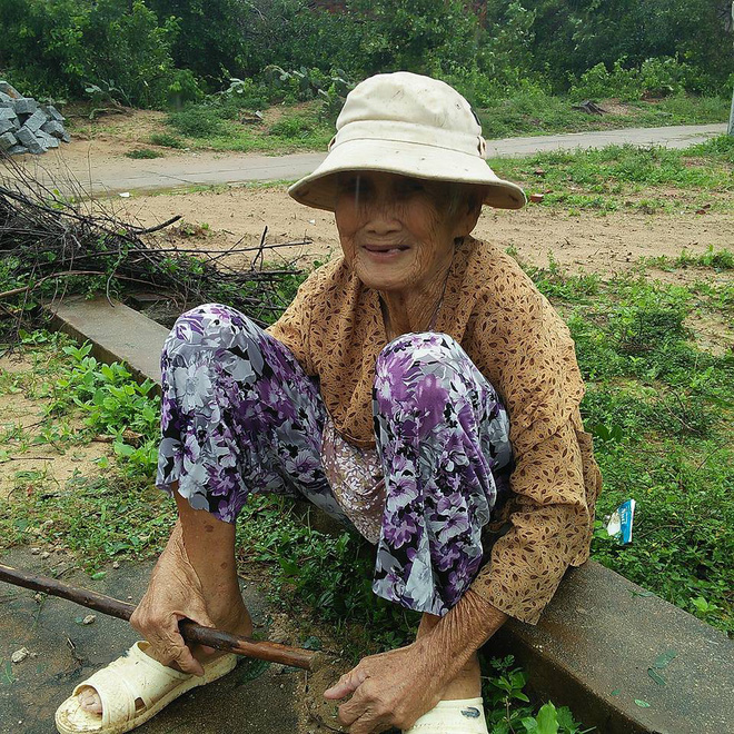 buc anh khien nhieu nguoi xot xa cu ba neo don ngoi that than truoc can nha bi do sap o phu yen sau con bao so 12