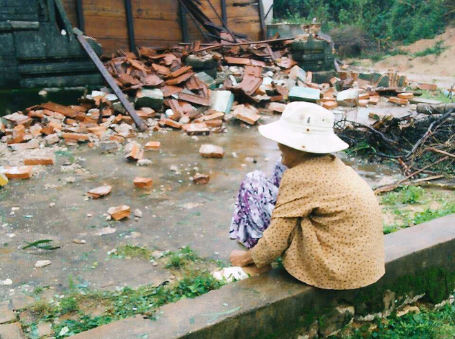 buc anh khien nhieu nguoi xot xa cu ba neo don ngoi that than truoc can nha bi do sap o phu yen sau con bao so 12