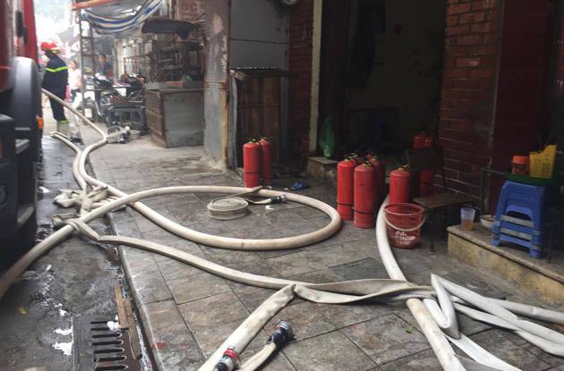 ha noi chay lon o hang giay khien 2 nguoi thuong vong