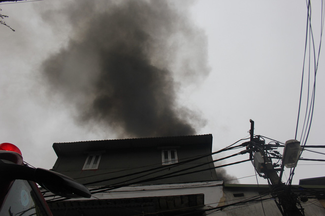 ha noi chay ngoi nha 3 tang trong pho co 2 nguoi thuong vong