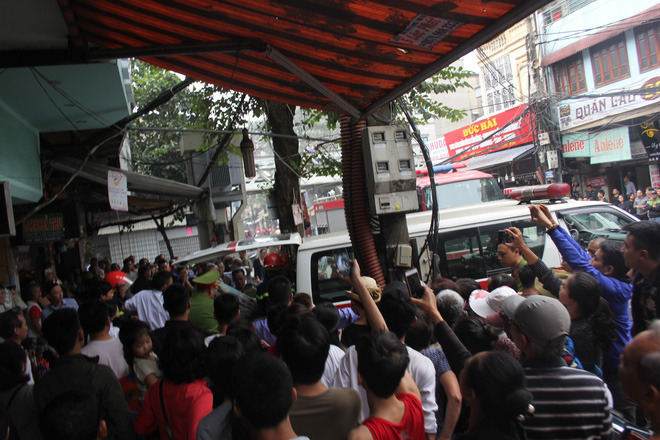 ha noi chay ngoi nha 3 tang trong pho co 2 nguoi thuong vong