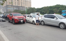video o to phong nhanh danh roi lop xe vang thang vao nguoi dung cho xe buyt