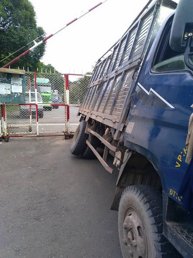 do xe ngoai duong bat ngo bi ho tu than nuot luon mot banh xe