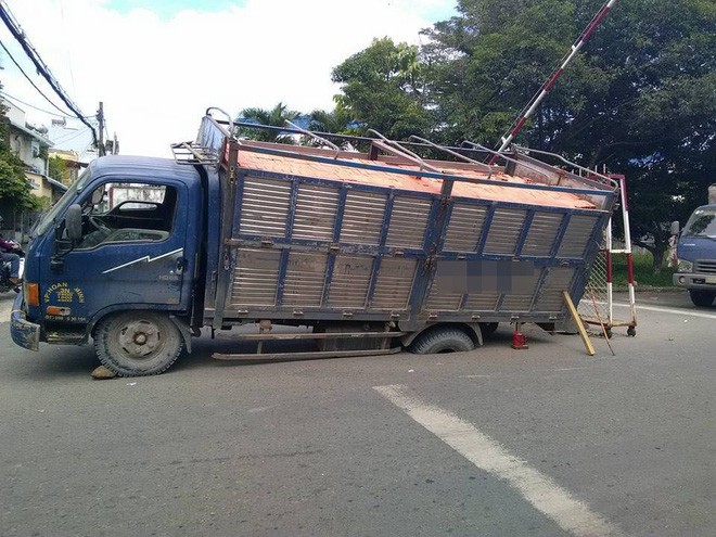do xe ngoai duong bat ngo bi ho tu than nuot luon mot banh xe