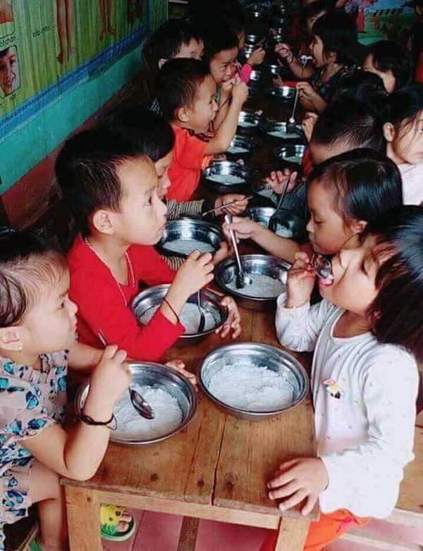 cho tre an bun luoc nuoc soi phu huynh hieu lam nhung nha truong cung can rut kinh nghiem