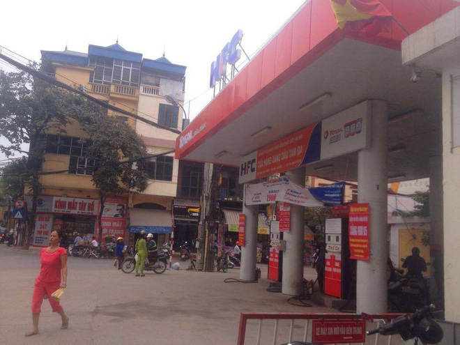 nhan vien cay xang mai nghe dien thoai nen quen thu tien khach hang do nhan cuoc goi gap cua gia dinh