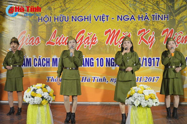 ha tinh dam am gap mat nhan ky niem 100 nam cach mang thang muoi nga