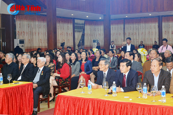 ha tinh dam am gap mat nhan ky niem 100 nam cach mang thang muoi nga