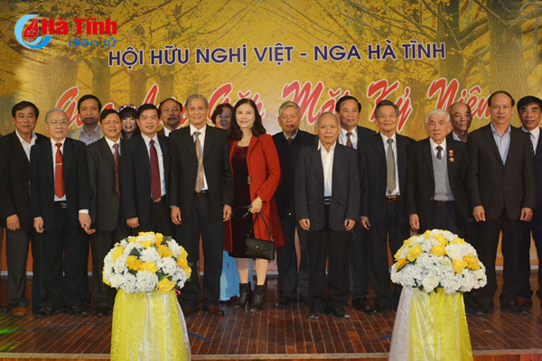 ha tinh dam am gap mat nhan ky niem 100 nam cach mang thang muoi nga