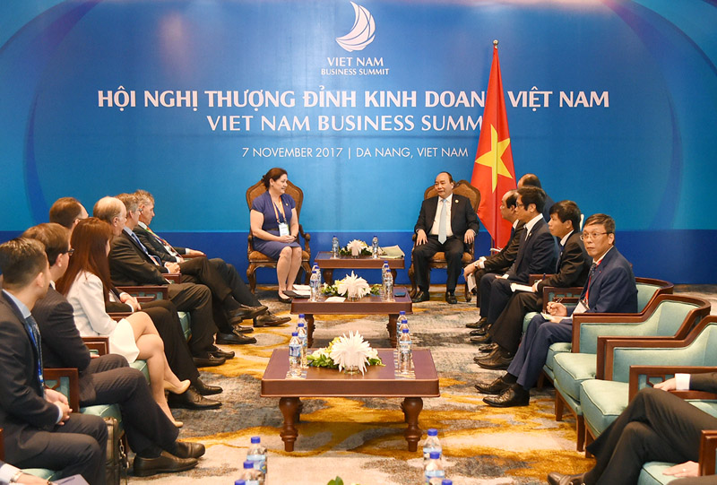 thu tuong tiep bo truong nhat ban va dai dien cac doanh nghiep nuoc ngoai ben le vbs