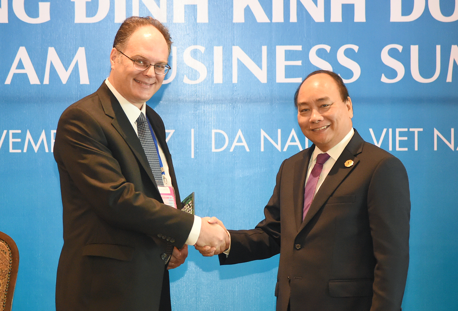 thu tuong tiep bo truong nhat ban va dai dien cac doanh nghiep nuoc ngoai ben le vbs