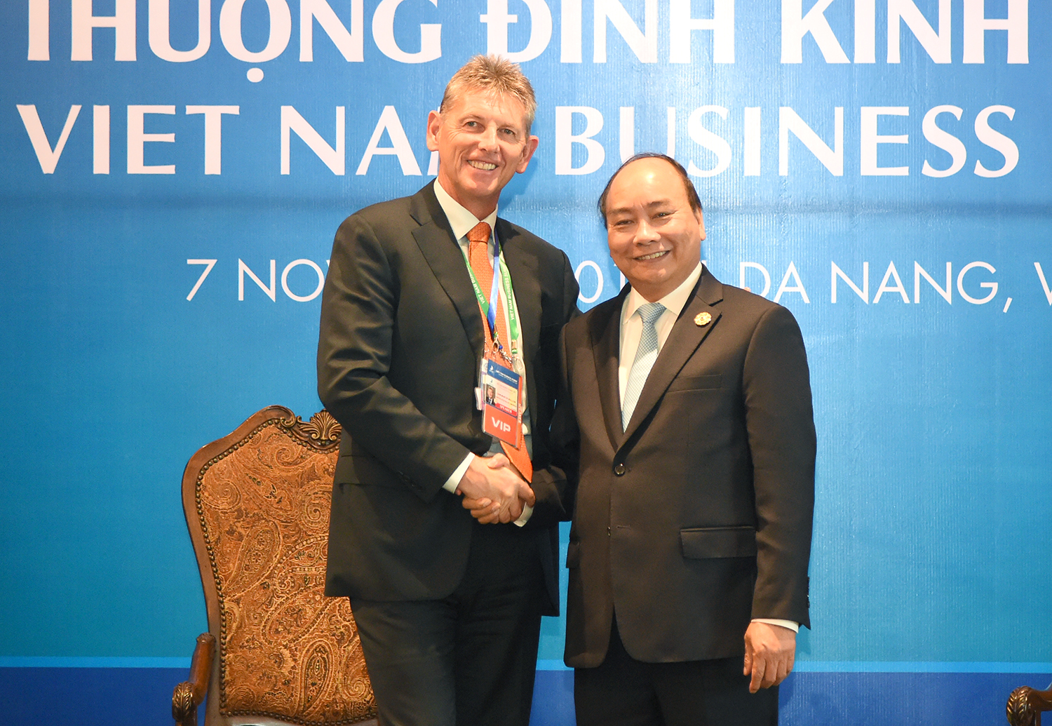 thu tuong tiep bo truong nhat ban va dai dien cac doanh nghiep nuoc ngoai ben le vbs