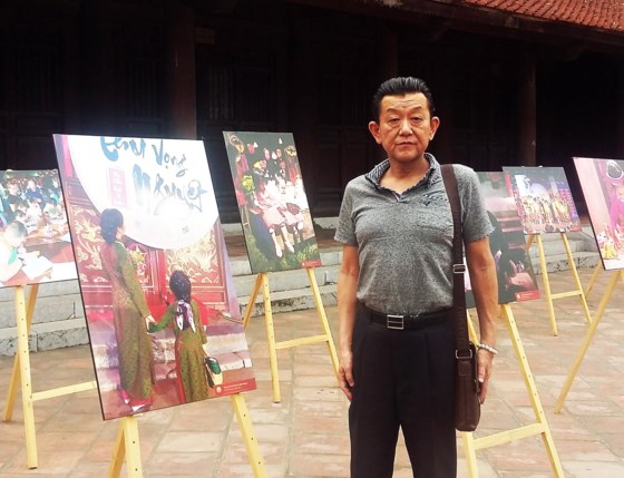 khach quoc te bat ngo voi hinh anh lung linh cua van mieu