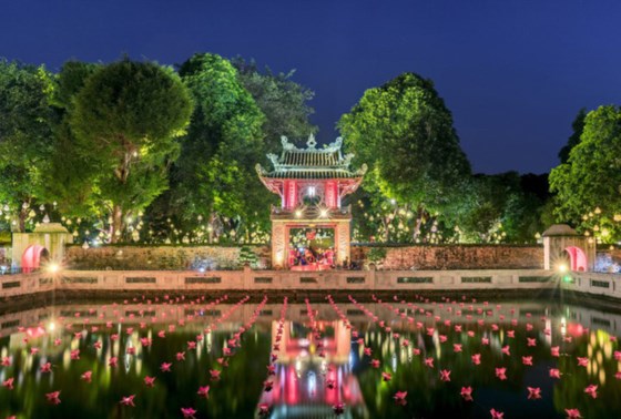khach quoc te bat ngo voi hinh anh lung linh cua van mieu
