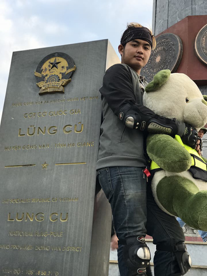 chua co nguoi yeu phuot thu 9x dien trai om gau bong di phuot tren moi cung duong