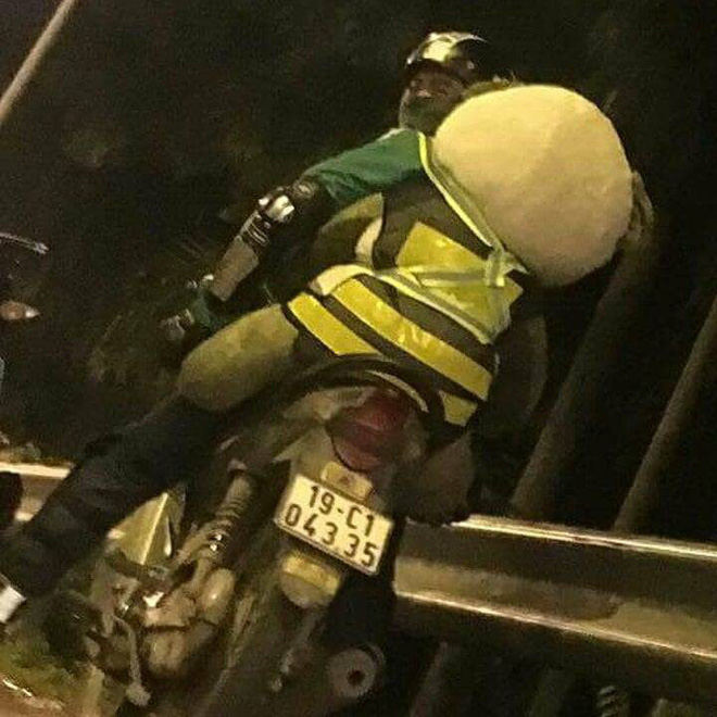 chua co nguoi yeu phuot thu 9x dien trai om gau bong di phuot tren moi cung duong