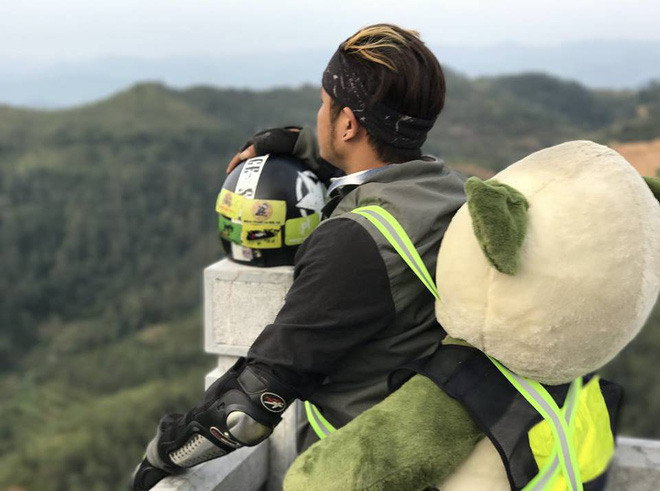 chua co nguoi yeu phuot thu 9x dien trai om gau bong di phuot tren moi cung duong
