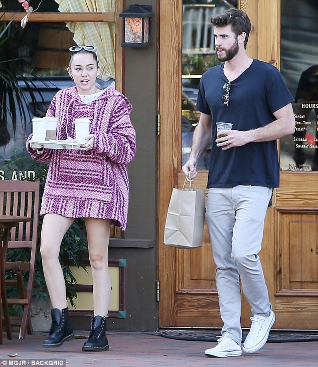 miley cyrus va liam hemsworth cung deo nhan di hen ho giua tin don da bi mat to chuc dam cuoi