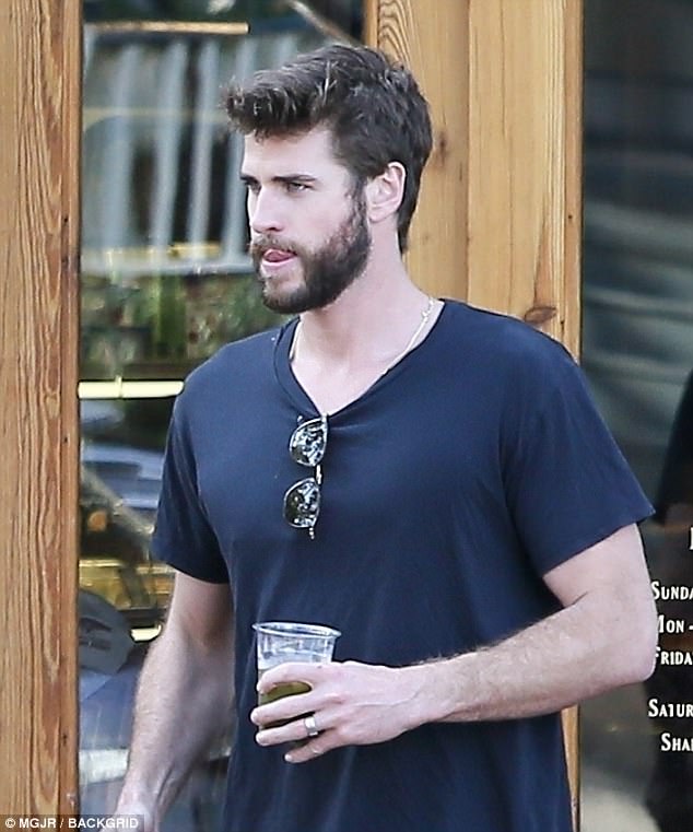 miley cyrus va liam hemsworth cung deo nhan di hen ho giua tin don da bi mat to chuc dam cuoi
